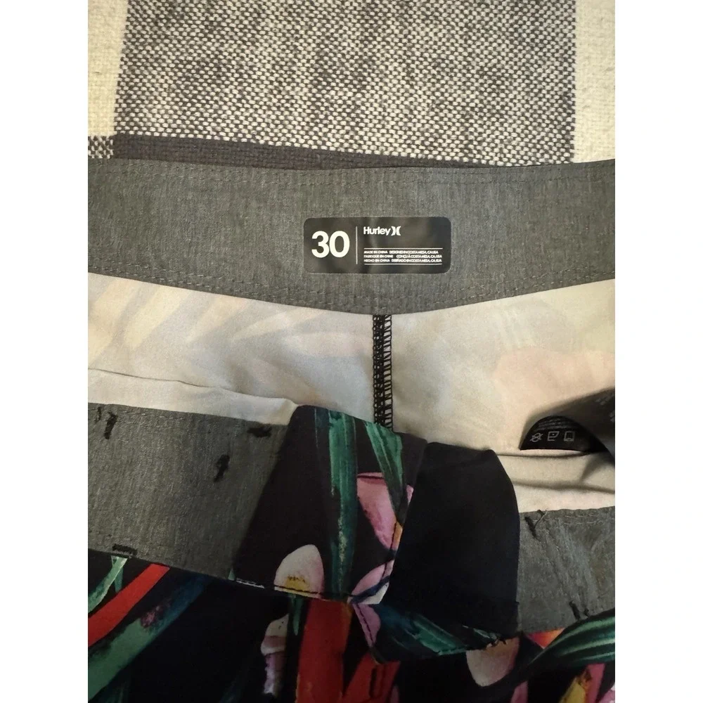 Hurley Swim Board Shorts Floral Design. Size 30 Waist 7